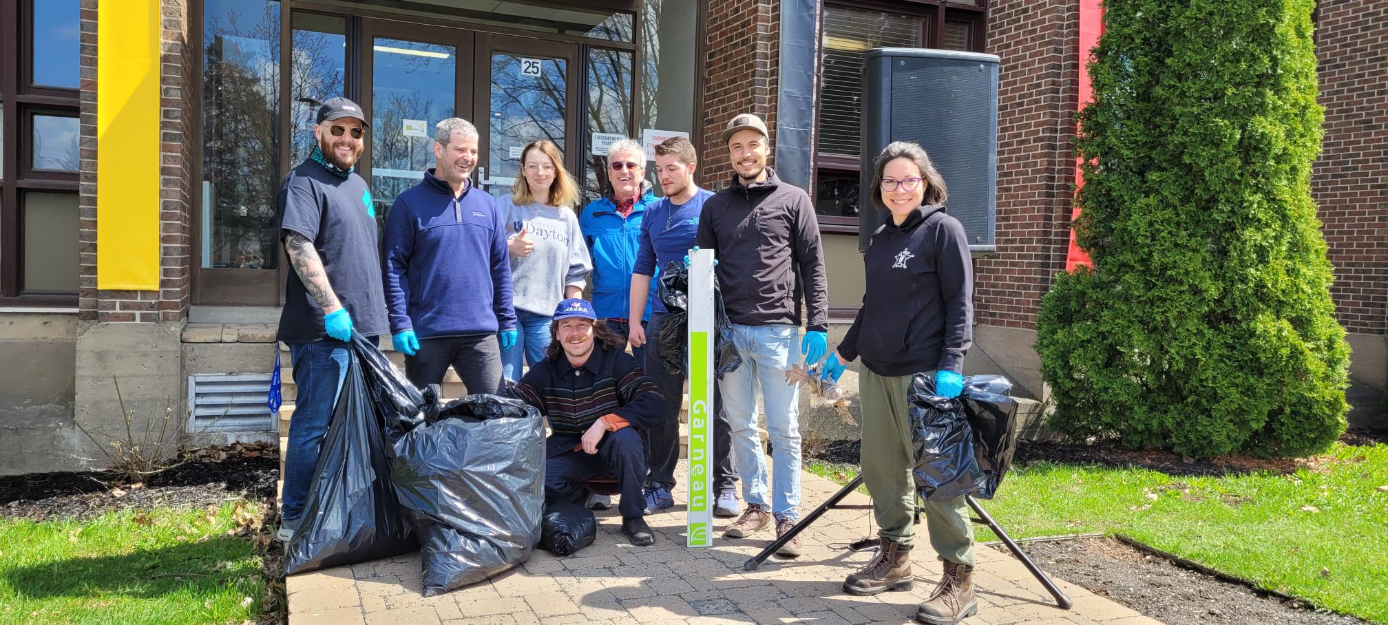 plusieurs personnes ayant participé à la corvée de nettoyage des terrains extérieurs de l'École nationale du meuble et de l'ébénisterie à Victoriaville