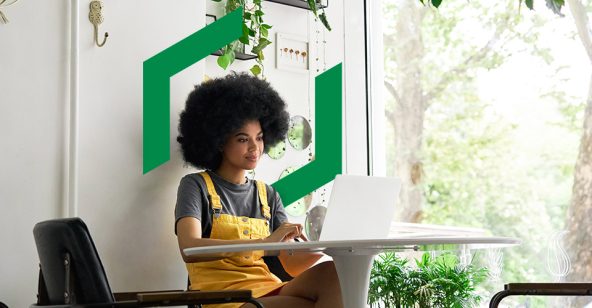 visuel officiel de Desjardins où on voit une étudiante en salopette jaune