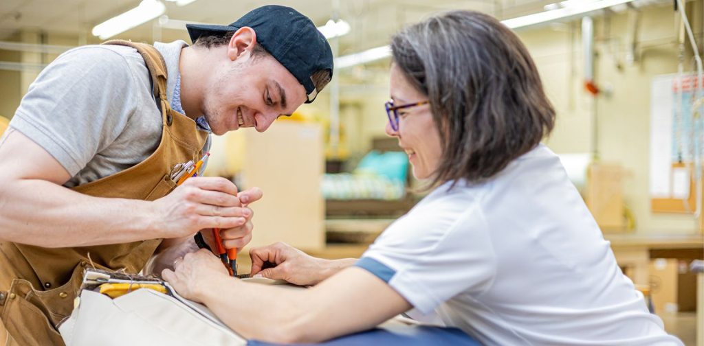 Profs dévouées Photo d'un prof aidant un élève en atelier