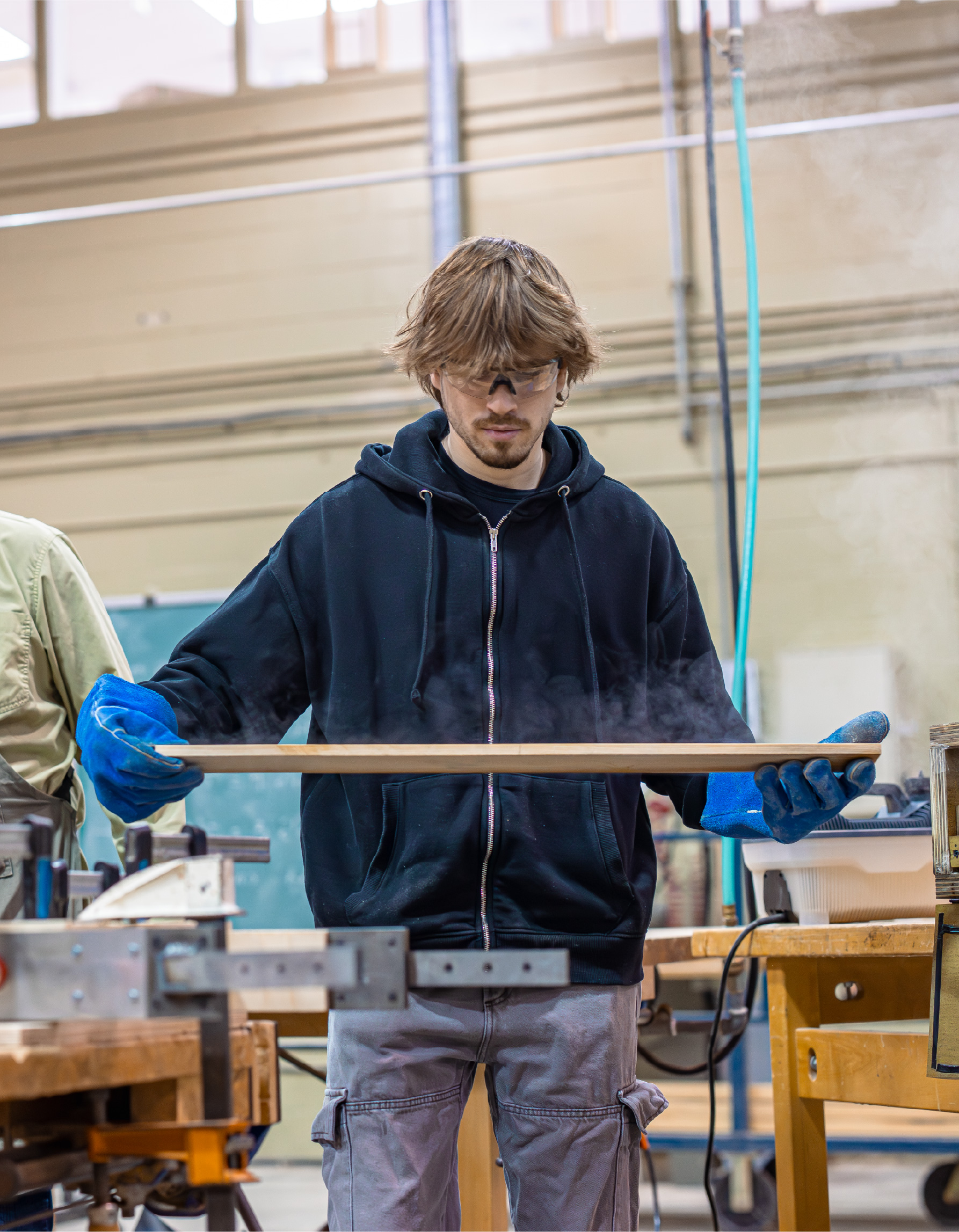 Photo d'un élève travaillant le bois