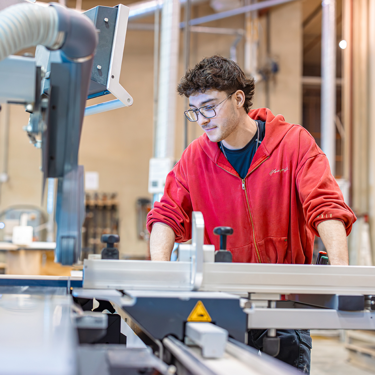 Photo d'un élève travaillant à une machine