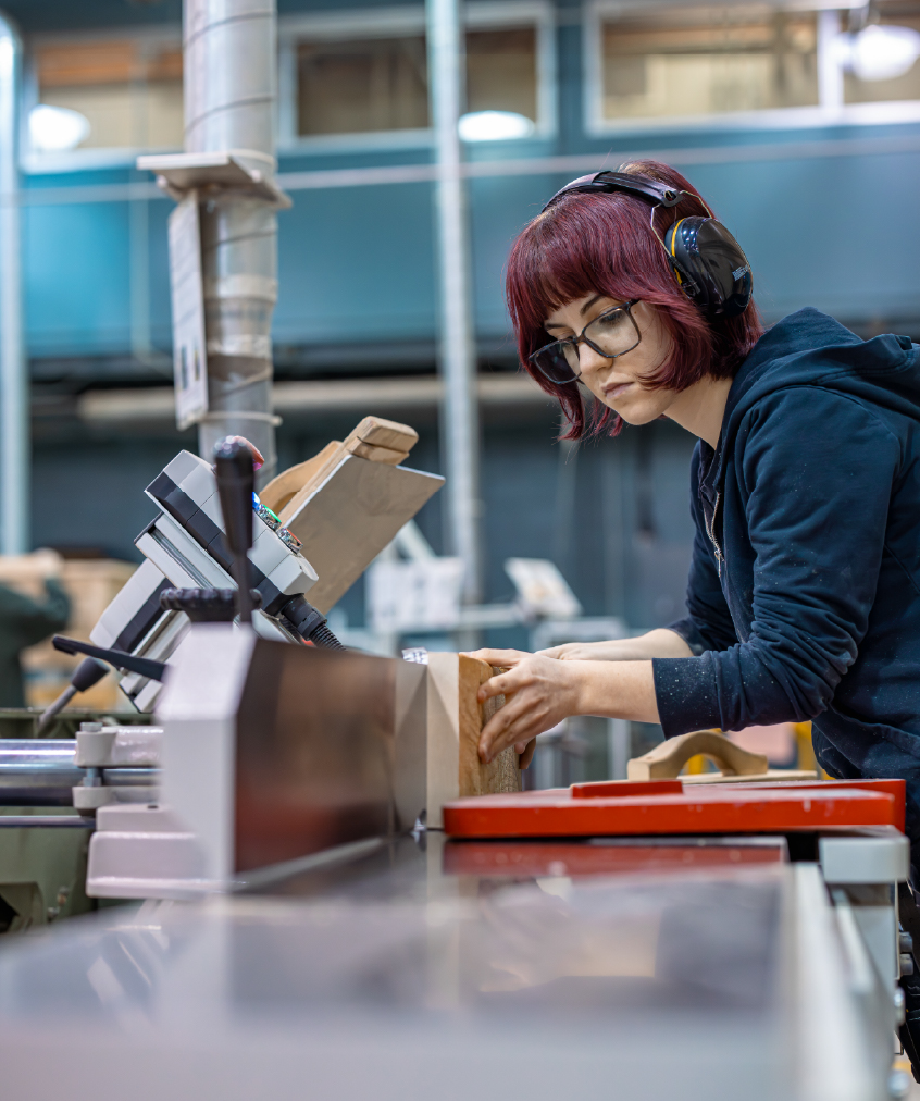 Photo d'une élève travaillant sur une machine