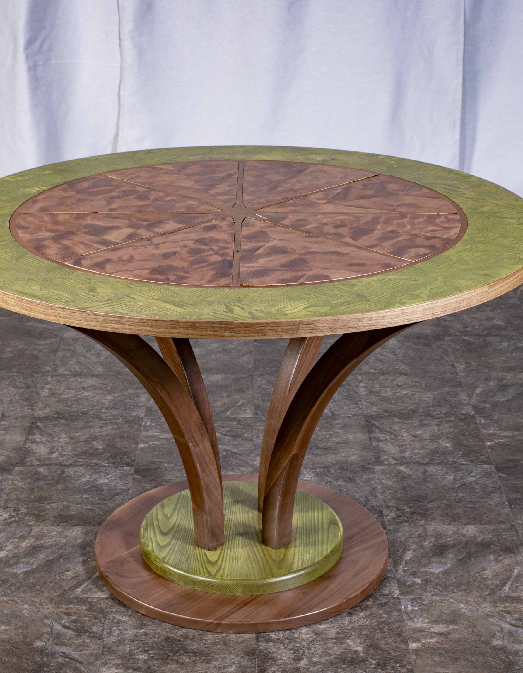 Table ronde fabriquée par Benjamin Roof avec des tons de brun et vert