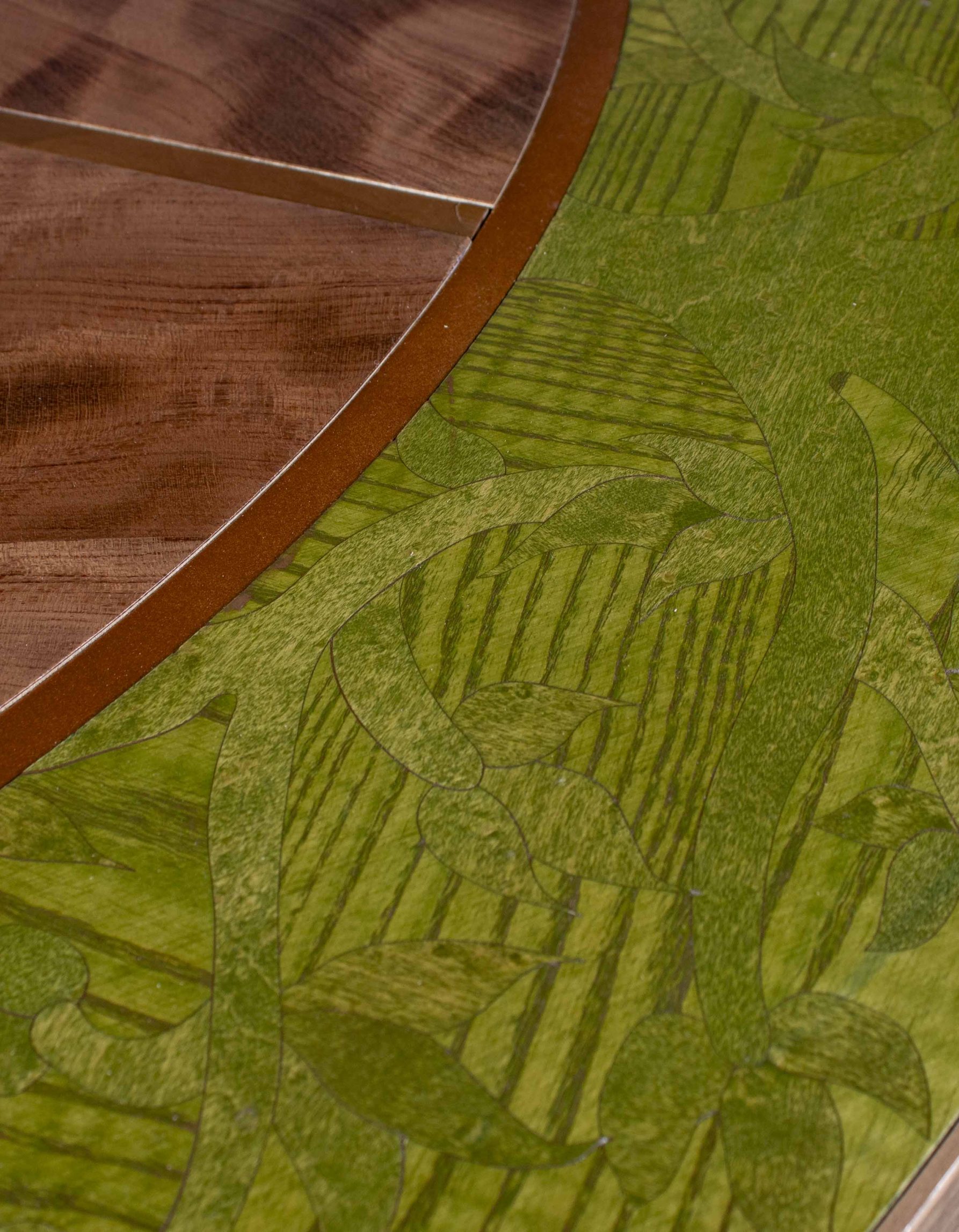 Gros blanc du dessus de la table ronde fabriquée par Benjamin Roof avec des tons de brun et vert