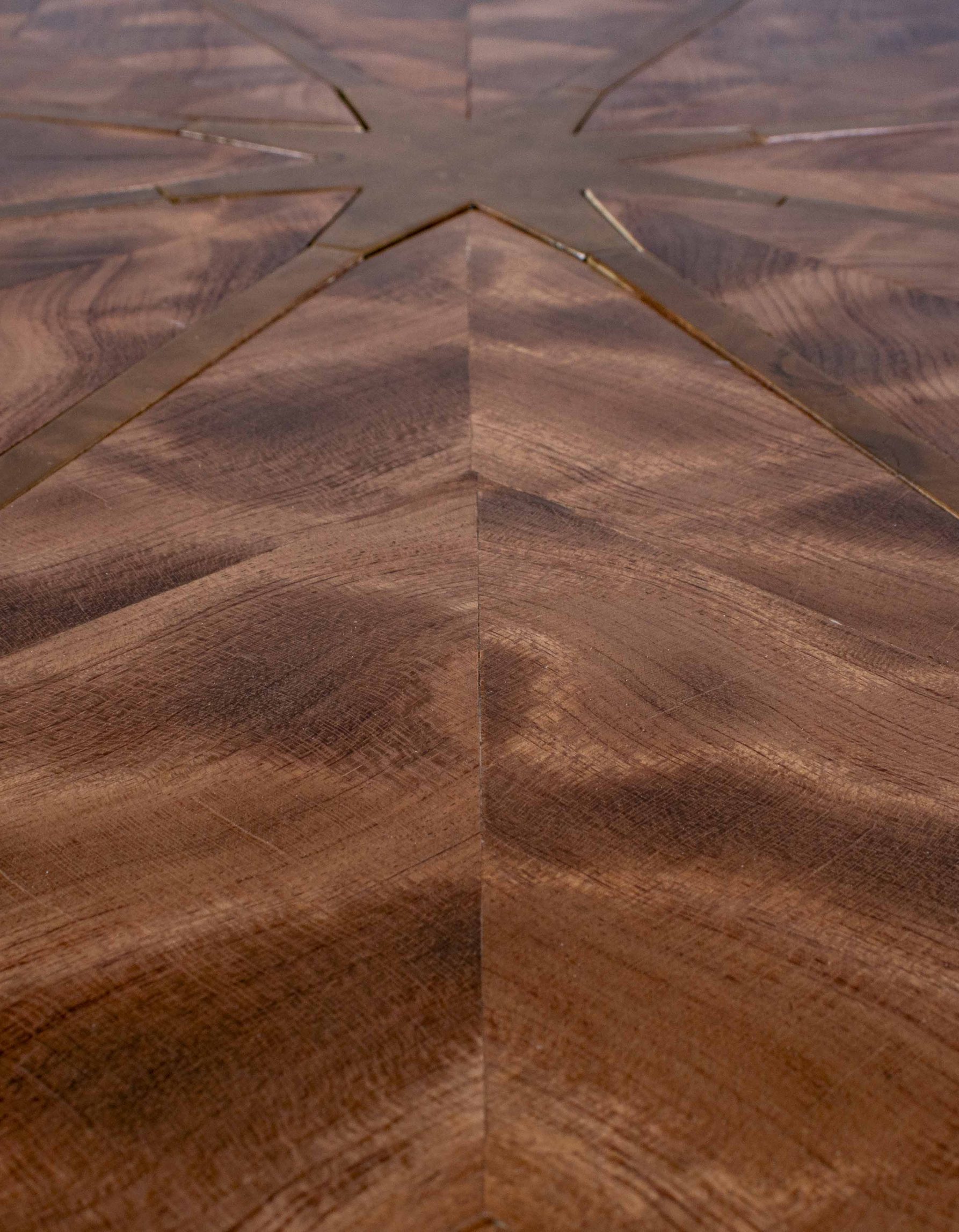Gros blanc du dessus de la table ronde fabriquée par Benjamin Roof