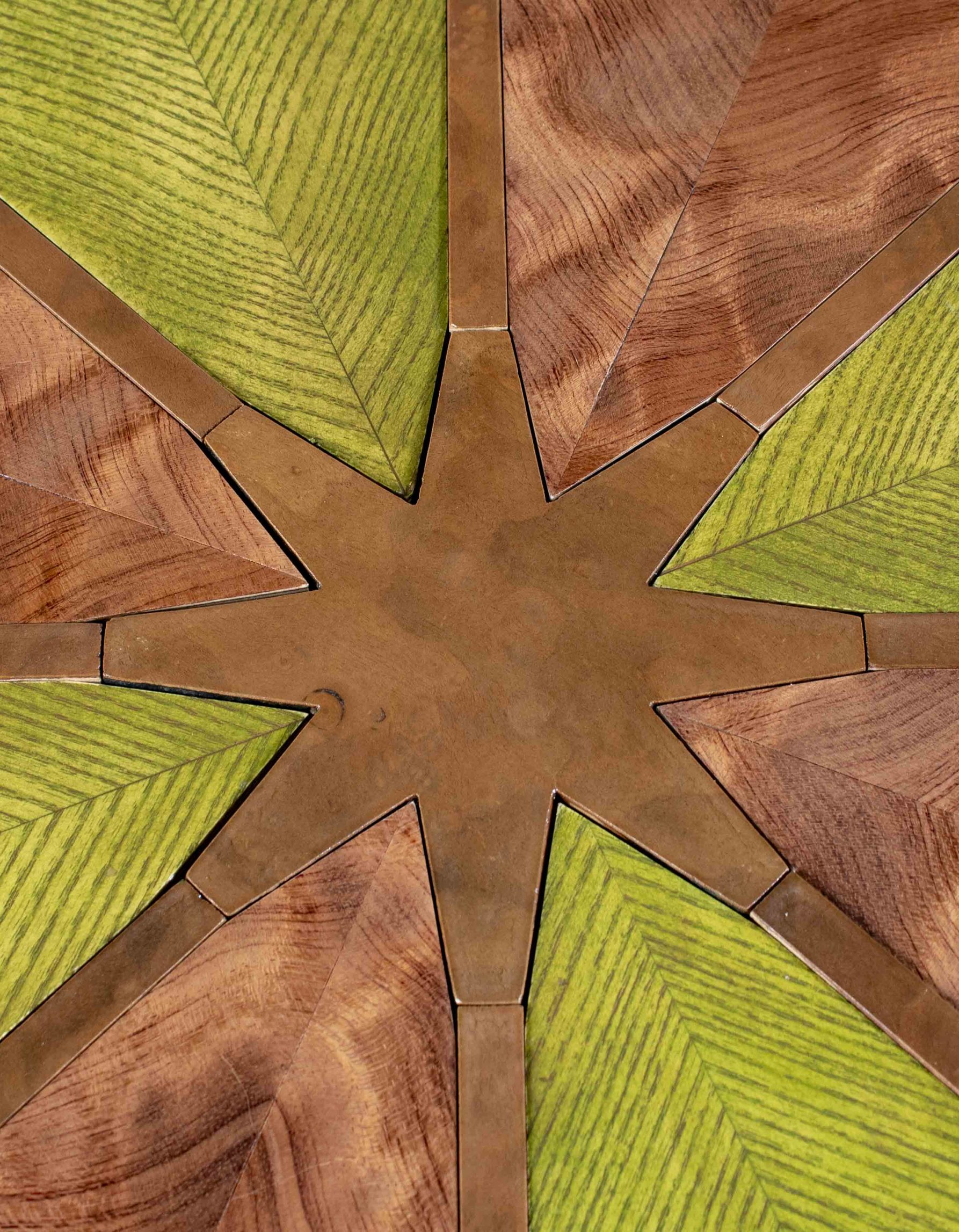 Gros plan du dessus de la table ronde fabriquée par Benjamin Roof avec des tons de brun et vert