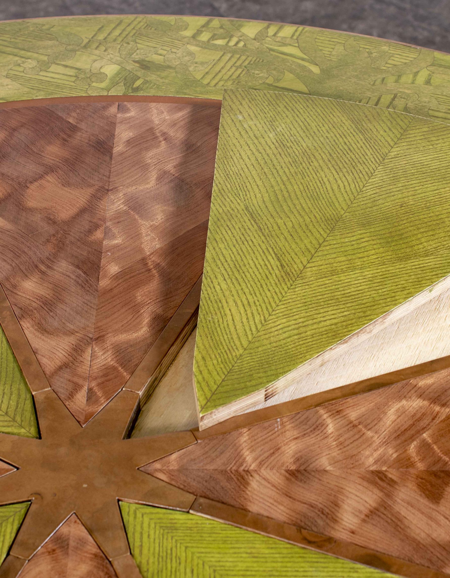 Gros plan du dessus de la table ronde fabriquée par Benjamin Roof avec des tons de brun et vert