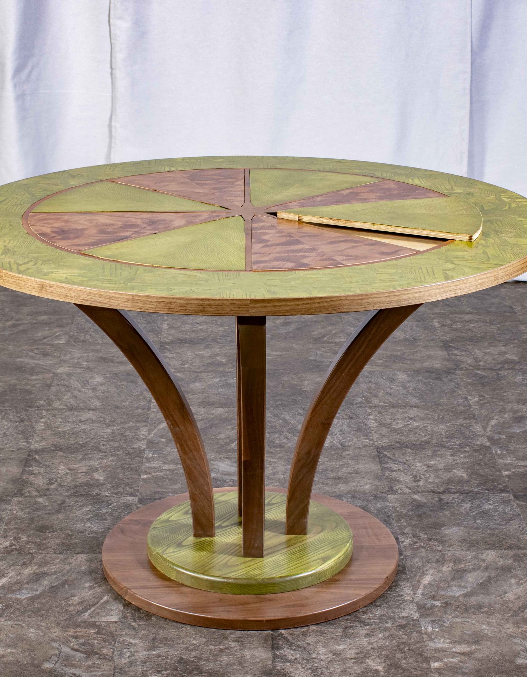 Photo de la table ronde fabriquée par Benjamin Roof avec des tons de brun et vert