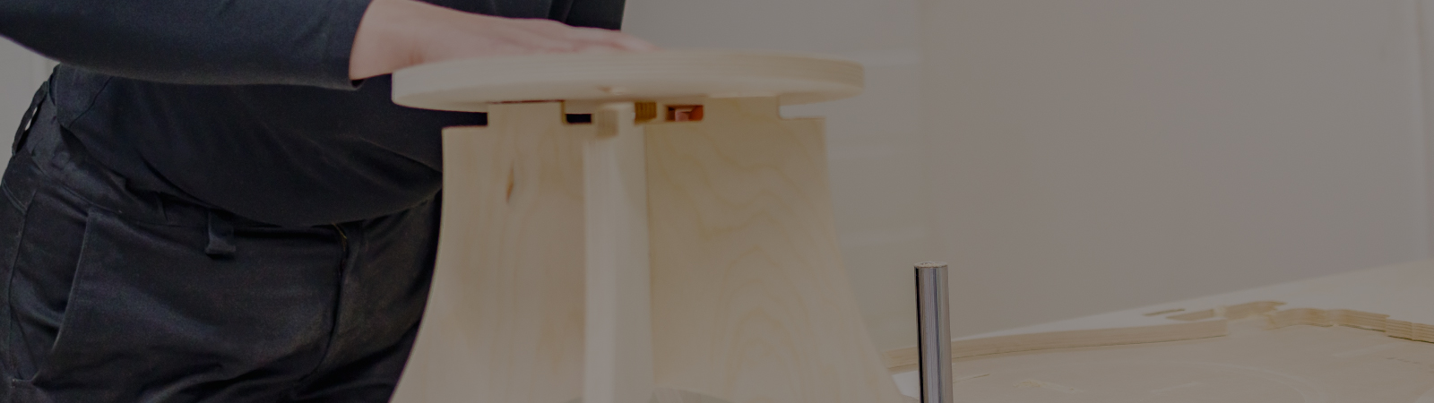 photo en gros plan d'une personne qui fait un assemblage