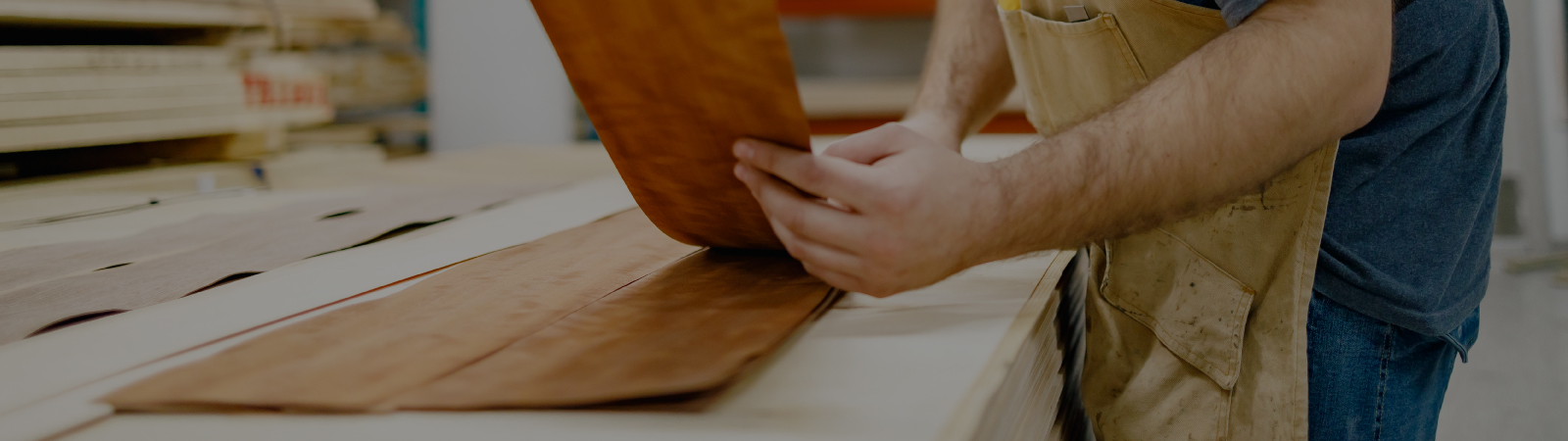 photo en gros plan d'une personne qui travaille une planche mince de bois