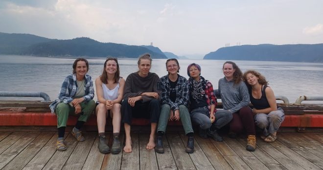 Groupe de jeunes étudiantes et étudiants sur le bord du fleuve Saint-Laurent sur la Côte-Nord