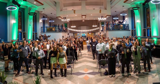 Photo prise de tous les invités à l'avant de la salle