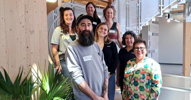 Devant : Andrew Provencher (récipiendaire de la bourse Une ferme à créer de Financement agricole Canada), Sylvie Norris (Directrice du Service de la formation continue) ; Au centre : Nicolane Morin-Chalifoux (récipiendaire de la bourse Les pieds sur terre de La Fondation Agria), Maude Destrijker (représentante de Financement agricole Canada), Danielle Proulx (représentante de La Financière agricole du Québec) ; Derrière : Josianne Bernier (conseillère pédagogique) et Catherine Patenaude (récipiendaire de la Bourse Engagement solidaire de Norséco).