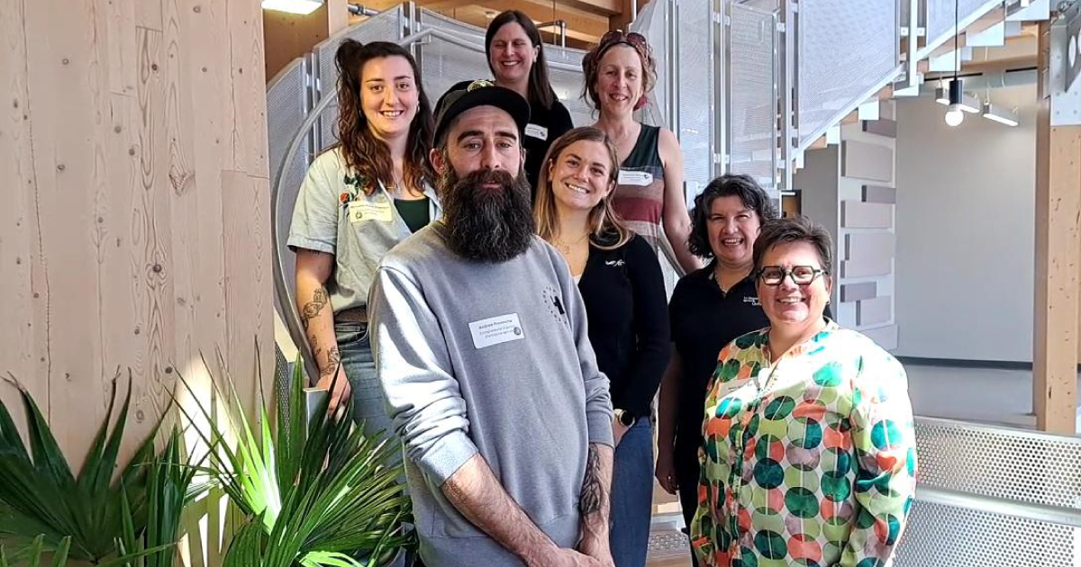 Devant : Andrew Provencher (récipiendaire de la bourse Une ferme à créer de Financement agricole Canada), Sylvie Norris (Directrice du Service de la formation continue) ; Au centre : Nicolane Morin-Chalifoux (récipiendaire de la bourse Les pieds sur terre de La Fondation Agria), Maude Destrijker (représentante de Financement agricole Canada), Danielle Proulx (représentante de La Financière agricole du Québec) ; Derrière : Josianne Bernier (conseillère pédagogique) et Catherine Patenaude (récipiendaire de la Bourse Engagement solidaire de Norséco).