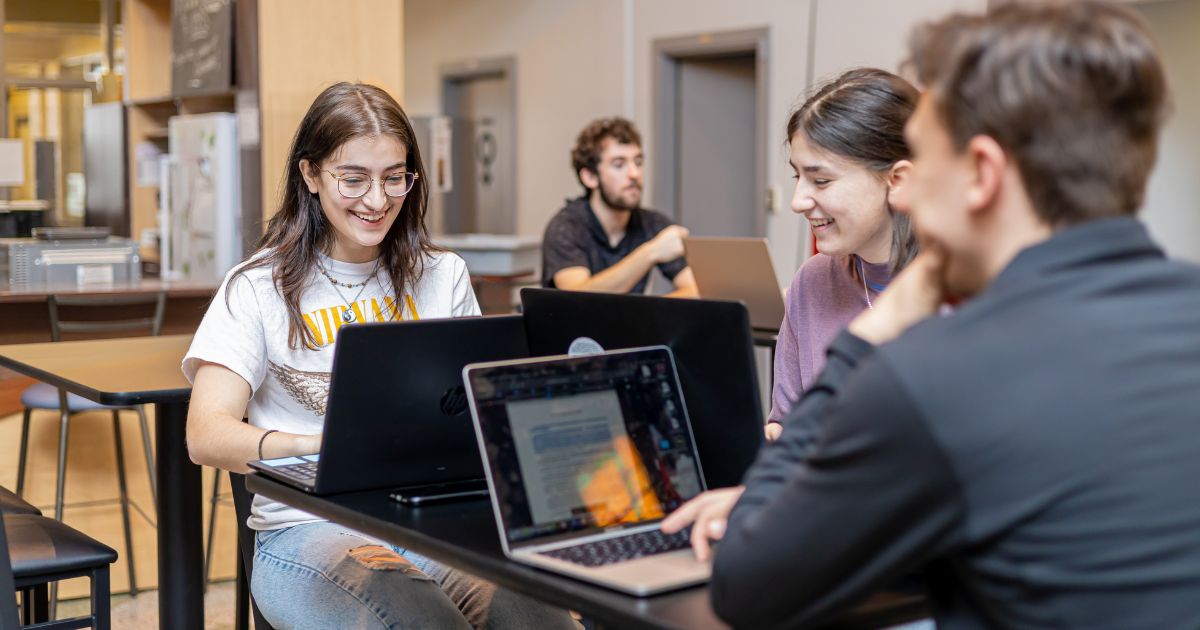 Photo d'élèves à la salle de regroupement
