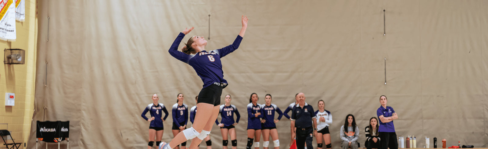 Photo d'entête de la page Volleyball montrant 2 athlètes Vulkins en action