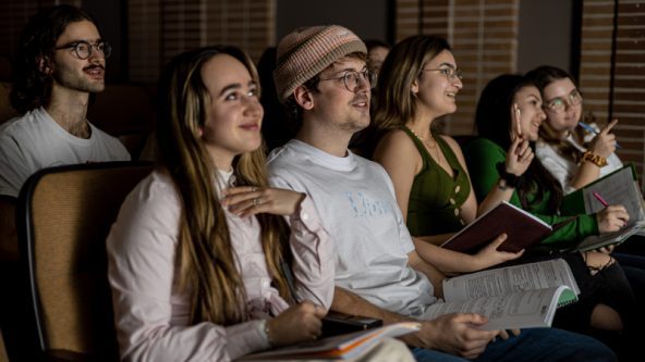 Photo de plusieurs élèves regardant un spectacle.
