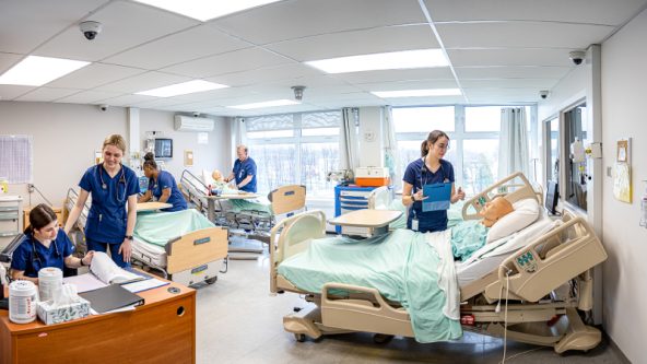 Photo d'une salle de classe qui ressemble à une chambre d'hôpital