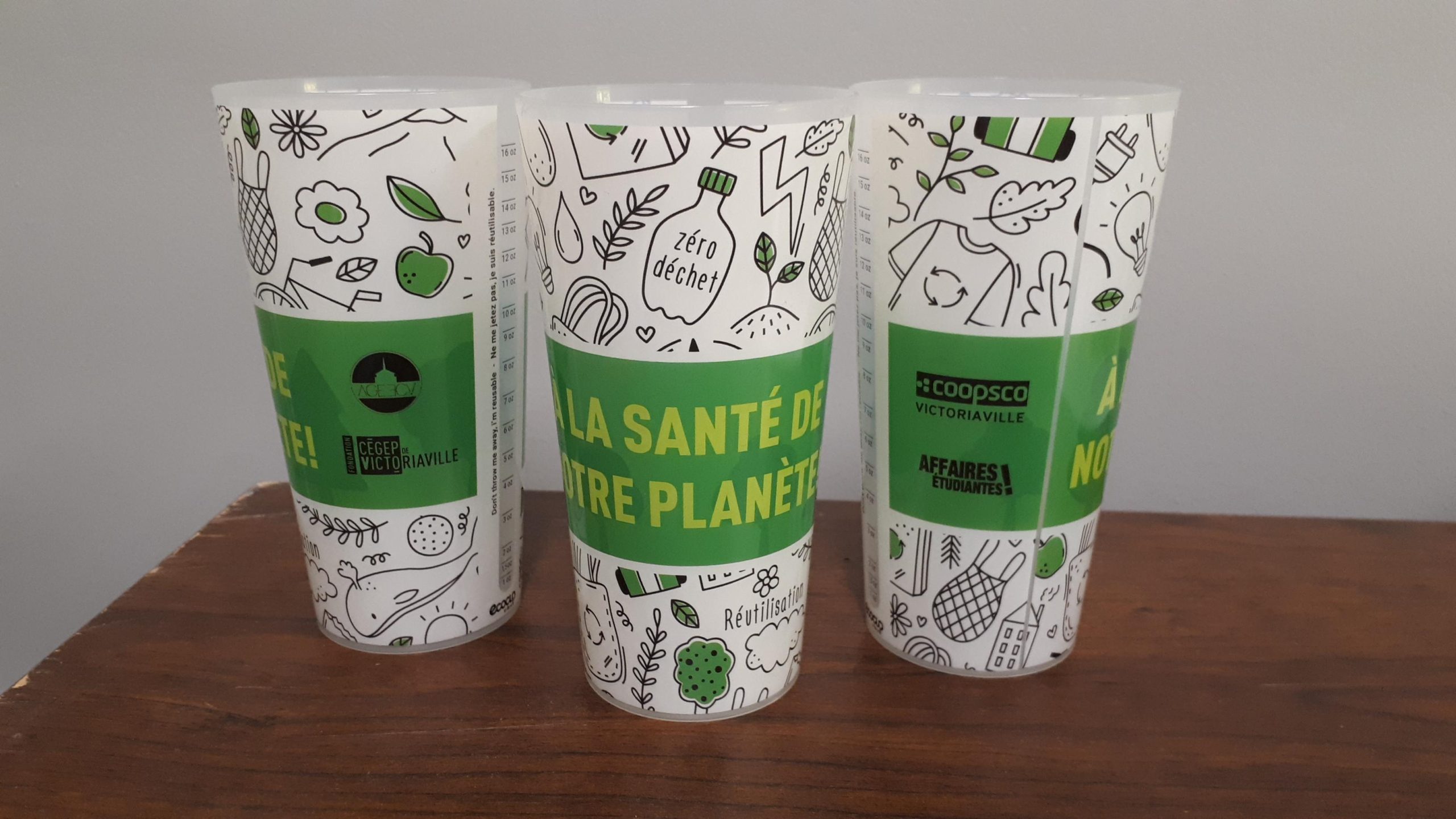 trois verres en plastique à la santé de notre planète