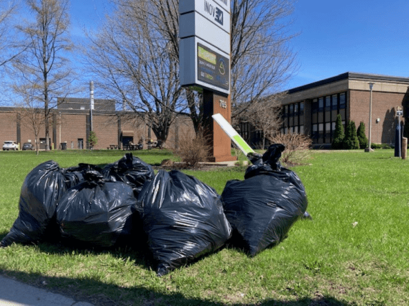 sacs de poubelles noirs devant l'École nationale du meuble et de l'ébénisterie de Victo