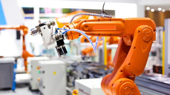 Robot industriel orange