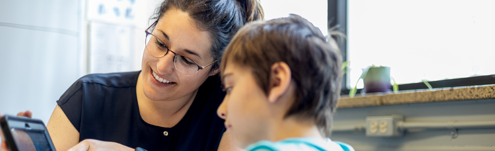 Gros plan sur une femme en intervention avec un enfant