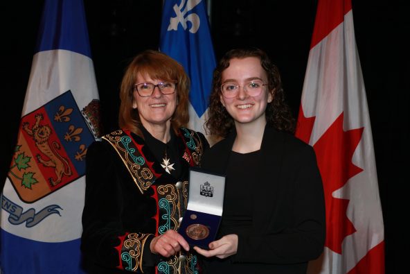 Karyane Grégoire reçoit sa médaille