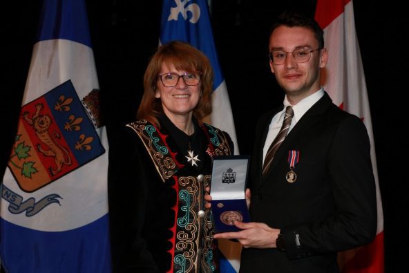 Simon Carignant reçoit sa médaille