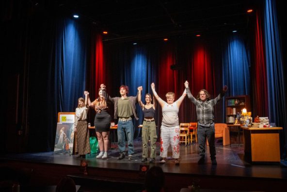 Photo des six élèves se tenant tous les mains dans les airs à la fin de la présentation