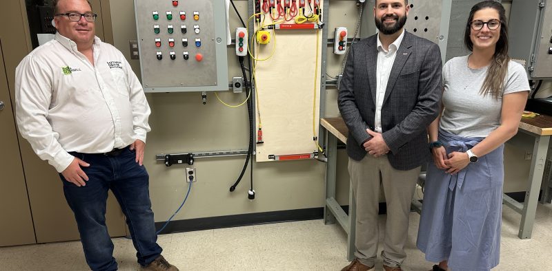 Dave Marcoux, enseignant, Kevein Demers, directeur de succursale chez Lumen Victoriaville et Krystell Perreault, directrice générale de la Fondation du Cégep de Victoriaville