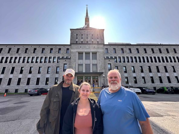 Mathieu Faucher, trésorier du Syndicat du personnel professionnel, Emy Leblanc, coordonnatrice du Syndicat des enseignantes et enseignants et Steeve Marcotte, président du Syndicat du personnel de soutien du Cégep de Victoriaville
