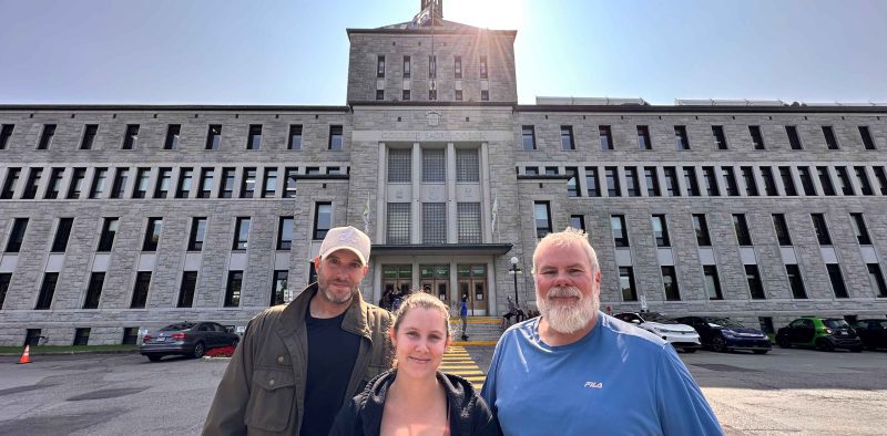 Mathieu Faucher, trésorier du Syndicat du personnel professionnel, Emy Leblanc, coordonnatrice du Syndicat des enseignantes et enseignants et Steeve Marcotte, président du Syndicat du personnel de soutien du Cégep de Victoriaville
