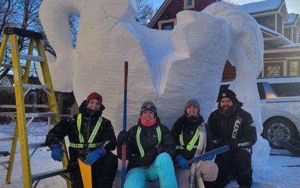 photo d'élèves devant leur sculpture sur neige