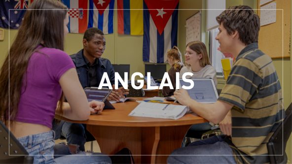 Bouton cliquable pour Anglais avec photo en arrière plan d'élèves assis autour d'une table