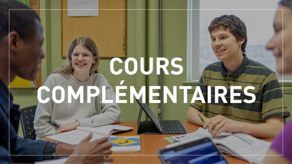 bouton cliquable cours complémentaires avec en arrière plan des élèves à une table d'études