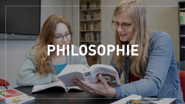 bouton cliquable philosophie avec en arrière plan une photo d'un prof avec un élève