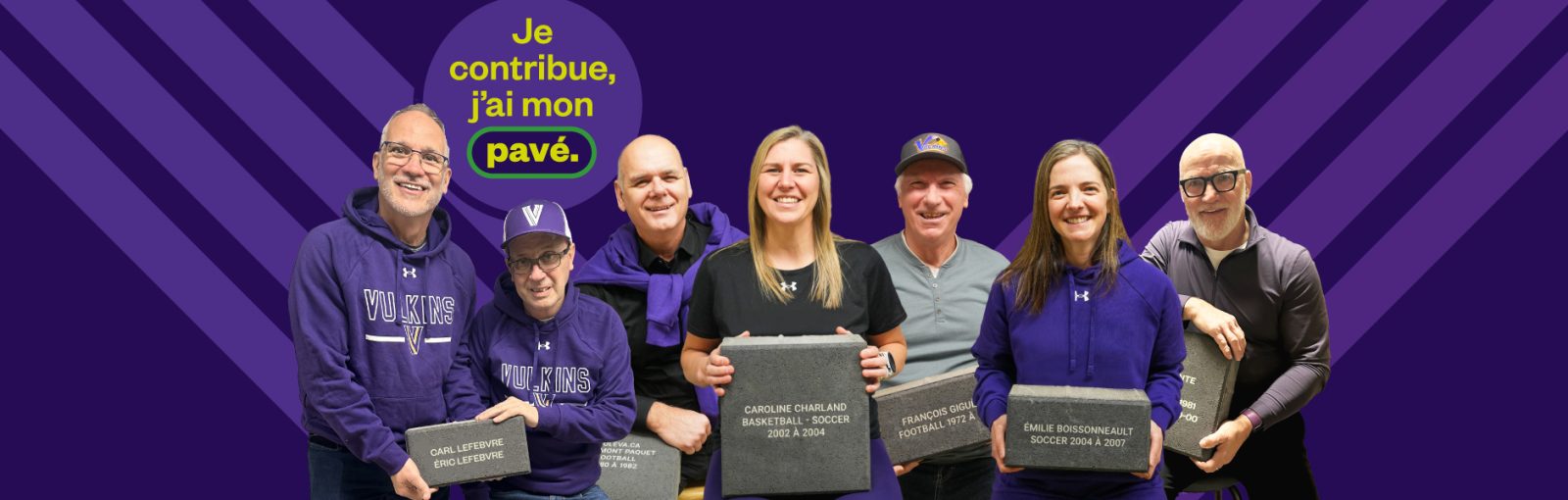 Photo dans le carrousel d'accueil où on voit sept personnes tenant leur pavé et il y a une pastille avec Je contribue, j'ai mon pavé.