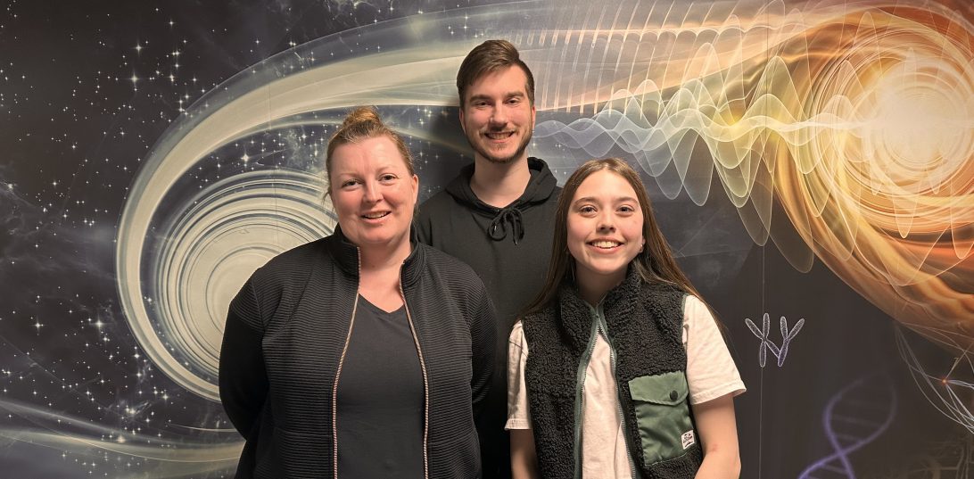 Isabelle Arsenault, enseignante et coordonnatrice d’Expo SAT, William Champagne, étudiant en Techniques de l’informatique et Léa Henri, étudiante en Science de la nature, tous deux représentants étudiants.