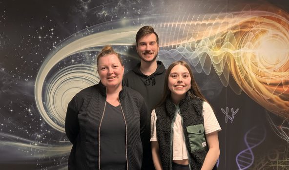 Isabelle Arsenault, enseignante et coordonnatrice d’Expo SAT, William Champagne, étudiant en Techniques de l’informatique et Léa Henri, étudiante en Science de la nature, tous deux représentants étudiants.