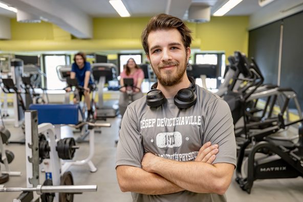 Photo d'une personne dans la salle d'entraînement