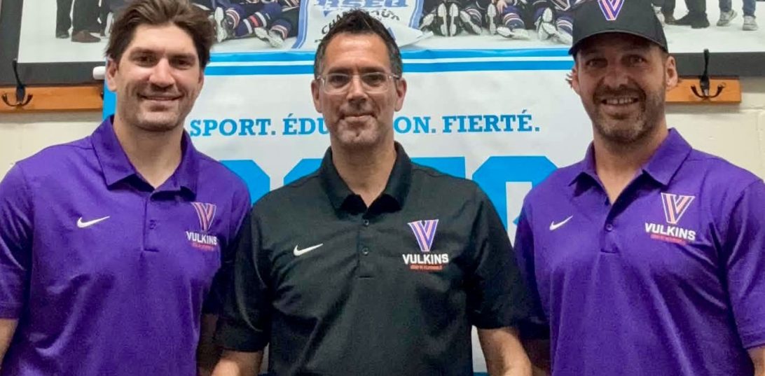 photo des trois entraîneurs hockey Vulkins