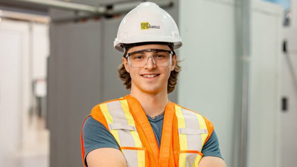 photo d'un étudiant avec un casque et une veste à haute visibilité