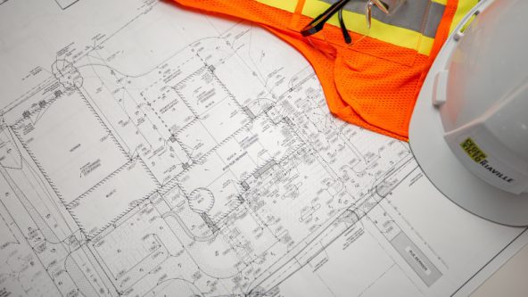 Photo d'un plan, casque et veste de travail