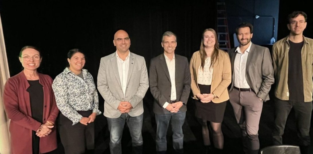 Photo, dans l’ordre, l’animatrice du débat, Isabelle Simard, Geneviève Beaulieu du comité organisateur, les candidats Tarek Henoud (PCQ), Alex Boissonneault (PQ), Stéphanie Poirier (QS), Keven Brasseur (CAQ) et Alex Proulx du comité organisateur (Crédit photo www.lanouvelle.ne)