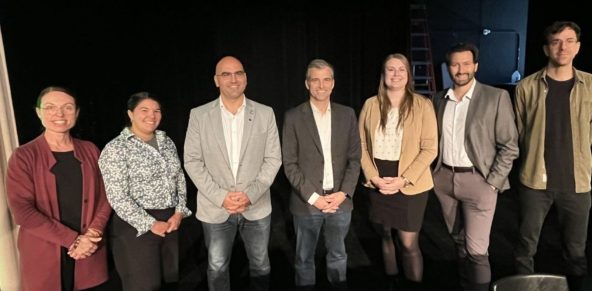 Photo, dans l’ordre, l’animatrice du débat, Isabelle Simard, Geneviève Beaulieu du comité organisateur, les candidats Tarek Henoud (PCQ), Alex Boissonneault (PQ), Stéphanie Poirier (QS), Keven Brasseur (CAQ) et Alex Proulx du comité organisateur (Crédit photo www.lanouvelle.ne)