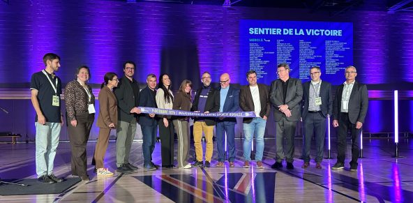 Photo - Des représentantes et représentants du Cégep de Victoriaville et de sa Fondation, de la Ville de Victoriaville et de Boralex prennent part à la coupe du ruban officielle du nouveau Centre sportif Boralex.