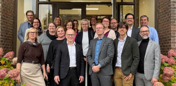 Photo de la délégation finlandaise accompagnée de membres de la direction du Cégep de Victoriaville, de l'École nationale du meuble et de l'ébénisterie et d'Inovem.